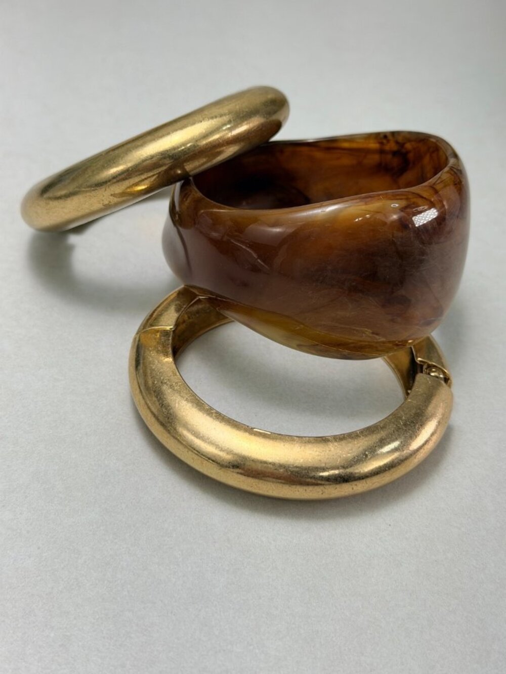 Modern  Resin Tortoise Wide Bangle & Gold Tone Hinged Bracelet Set Bold - Picture 9 of 9